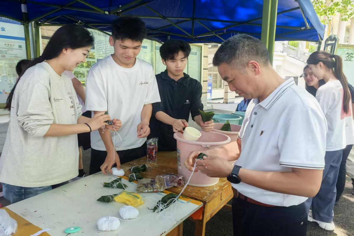 包粽子.jpg 包粽子.jpg