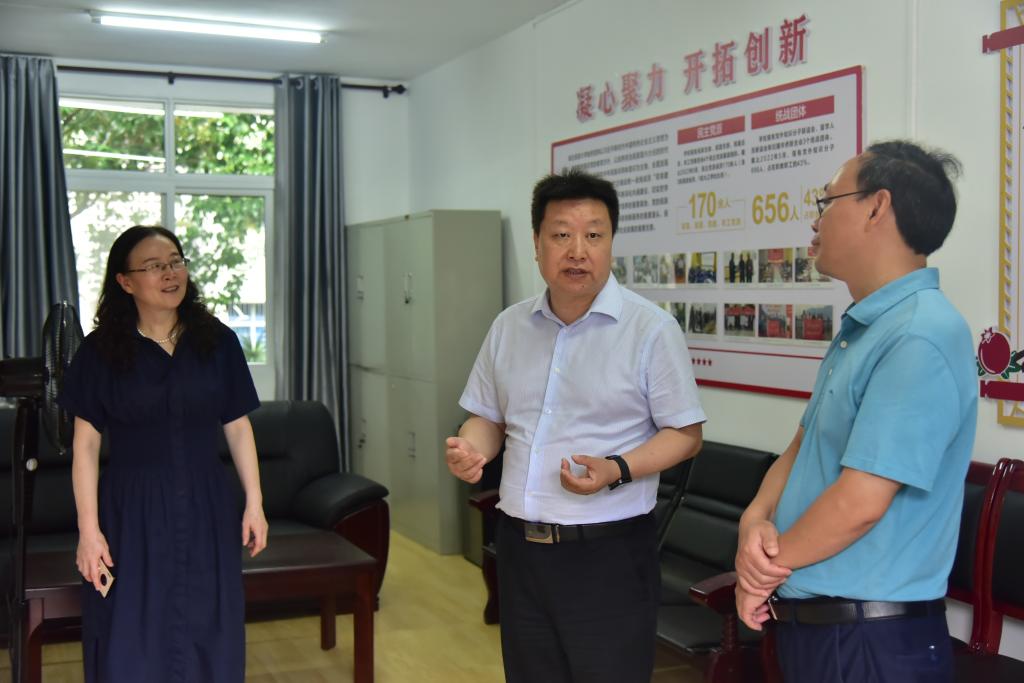 [动态]省侨联副主席谭必恩到金年会调研基层侨联组织建设工作