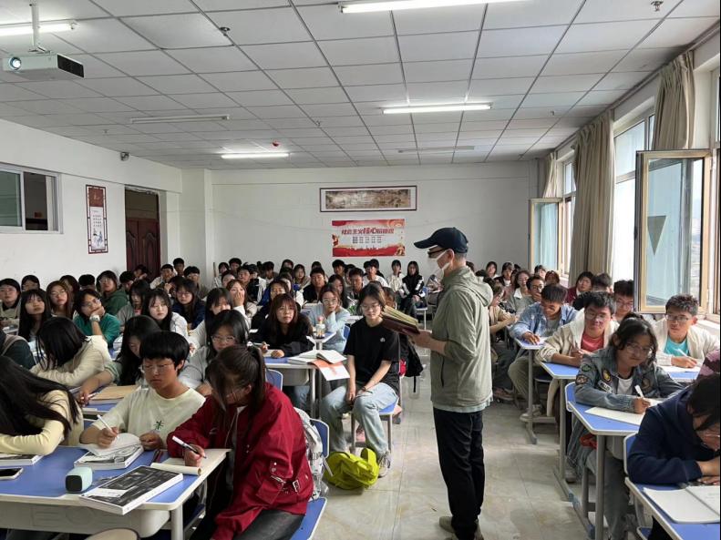 艺术设计学院重视专业教学第一课——学术带头人宋武征教授进课堂示范授课