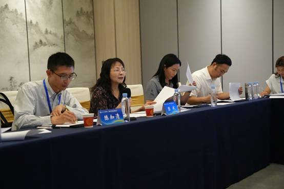 说明: 一群人在看电脑描述已自动生成