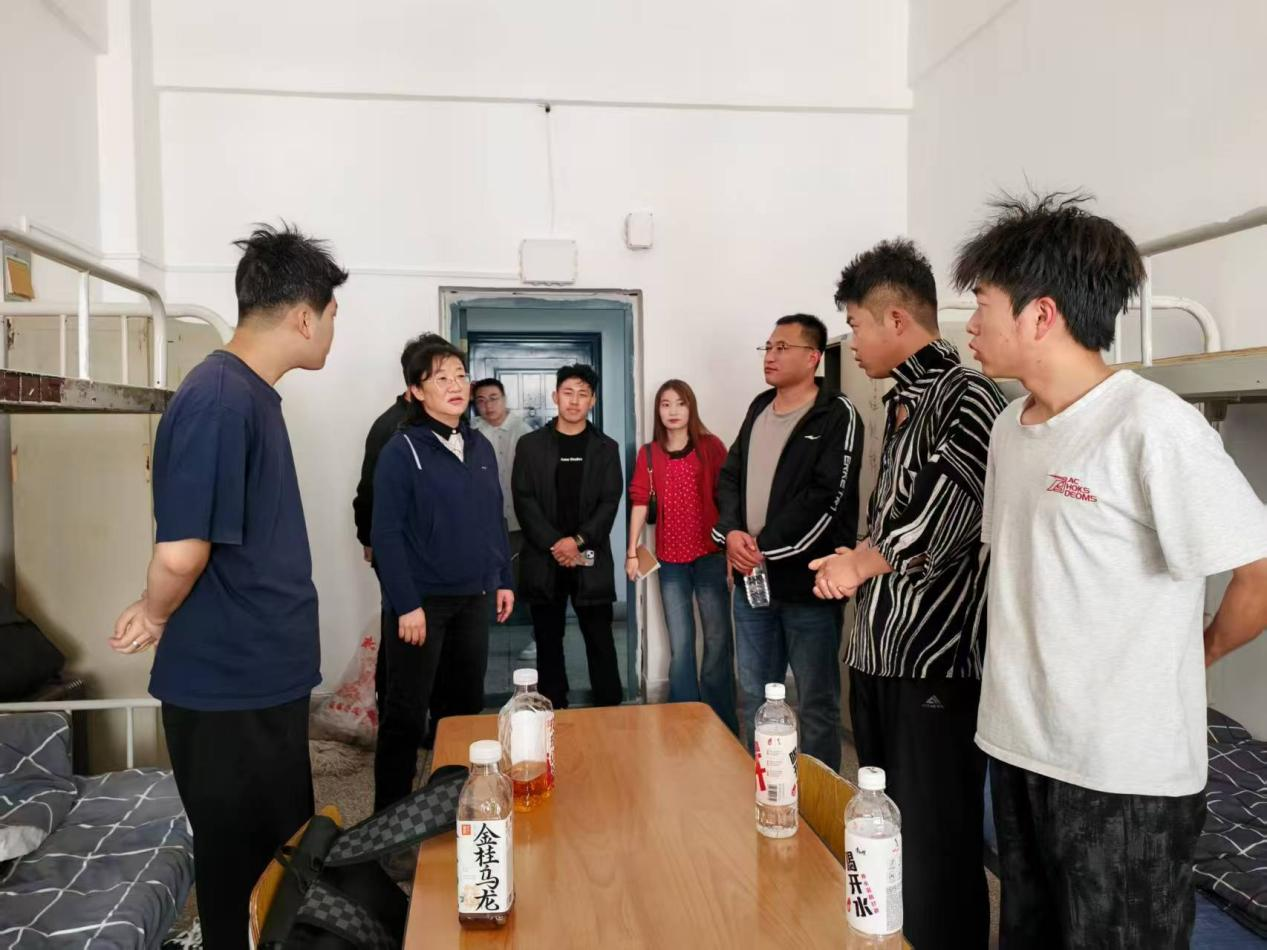 1683168诸侯快讯官网信息科学与工程学院 院领导及老师们走访、慰问新生宿舍