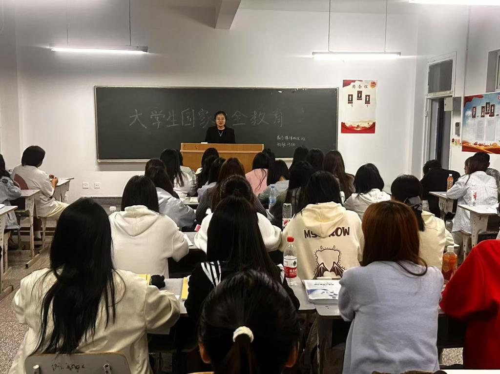 国家安全教育日，共筑安全“防火墙”——信息科学与工程学院组织学生参加“国家安全教育大讲堂”学习活动