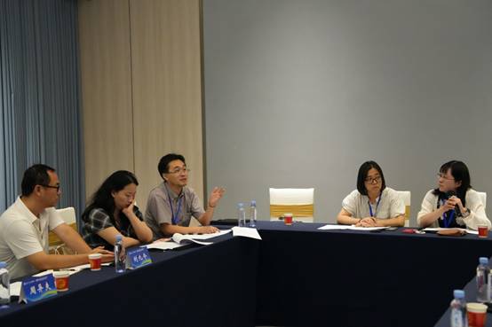 说明: 电脑前的人们描述已自动生成